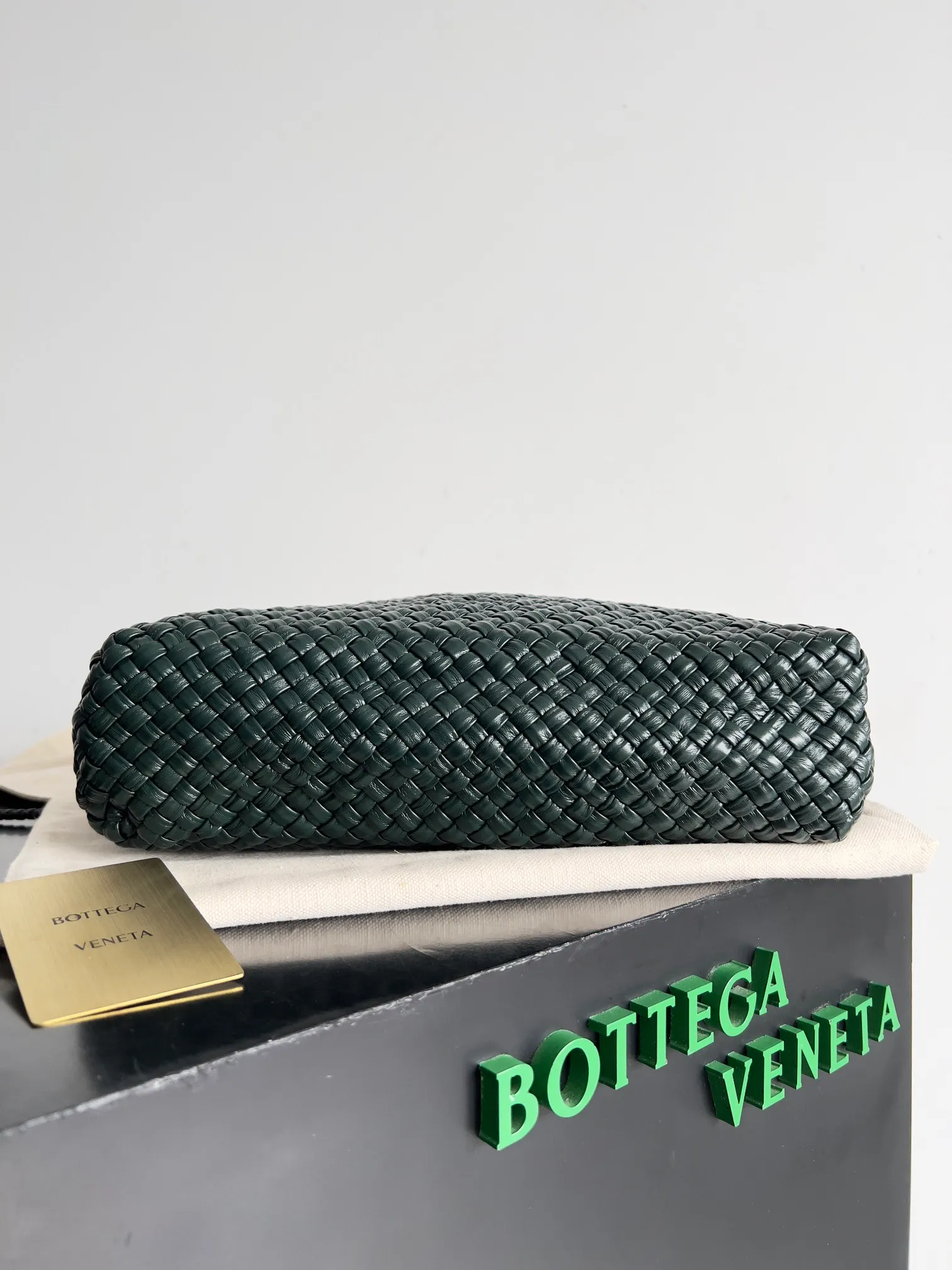 Batch 5960 BV collectible small woven handbags are really YYDS!! Bottega Veneta’s most classic small woven handbags are back! ! We use the highest quality leather with the highest craftsmanship❤️ to create the most expensive works. We have created the original Intrecciato leather weaving process❤️ This unique traditional exclusive leather weaving method has not only become our logo but also reflects the time-consuming and labor-intensive craftsmanship of our products❤️ The new TOSCA handbag must be a selection worth collecting🆕⚠️⚠️Babies, malachite can be sold separately and can be assembled by yourself Style number: 716974 Size: 27*9*18cm
